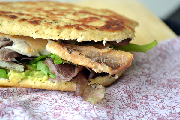 naan met avocado en makreel 