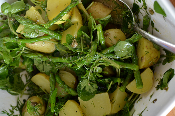 aardappelsalade met groene asperges