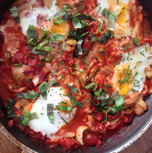 eieren in tomatensaus met artisjokharten