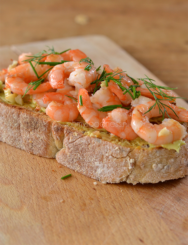 crostini met garnalen en avocado