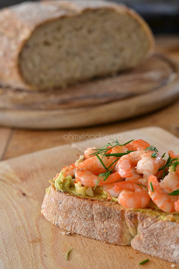 crostini met garnalen en avocado