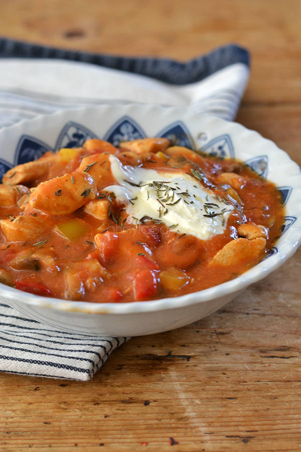 kipgoulash met drie kleuren paprika