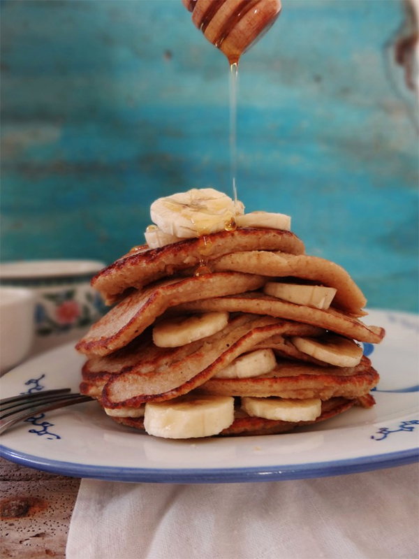 Havermoutpannenkoeken met banaan en honing