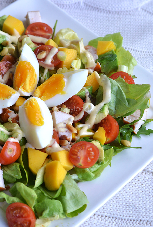 Salade met gerookte kip, avocado en mango