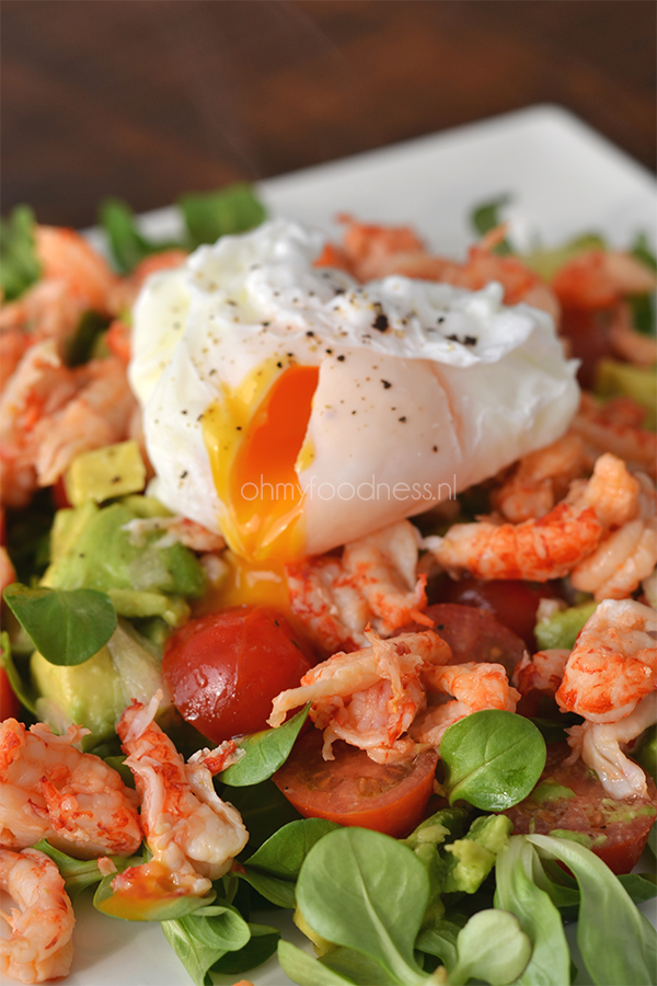 avocadosalade met rivierkreeftjes en gepocheerd ei