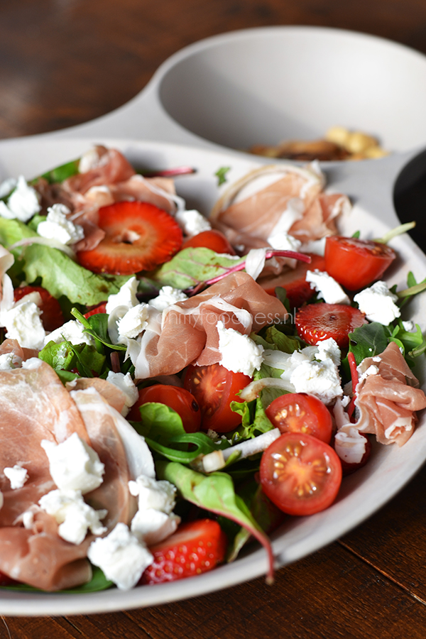 salade met geitenkaas, aardbeien en parmaham