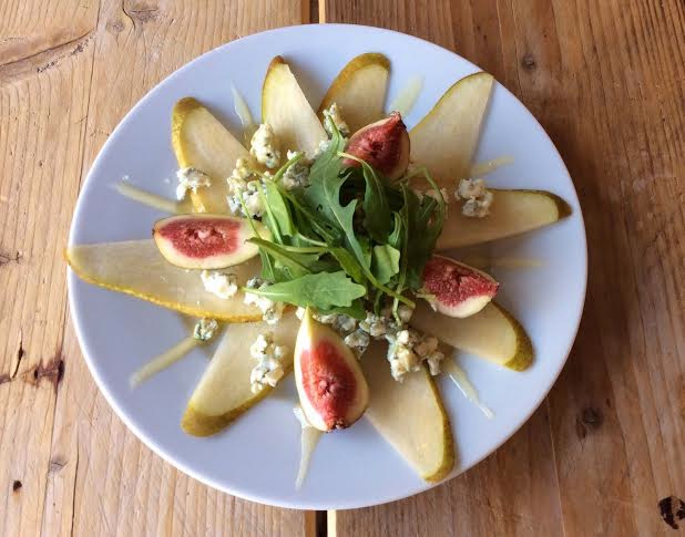 Perencarpaccio met vijgen en blauwe kaas