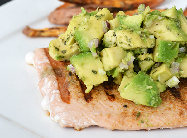 Gegrilde zalm met avocadosalsa