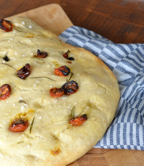 Focaccia met tomaat en rozemarijn