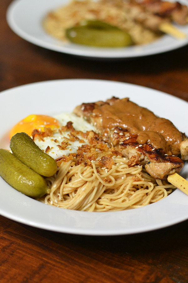 Saté van kippendij met saténoodles