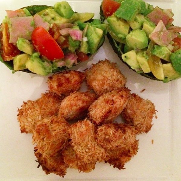 Paleo kipnuggets met gevulde avocado's