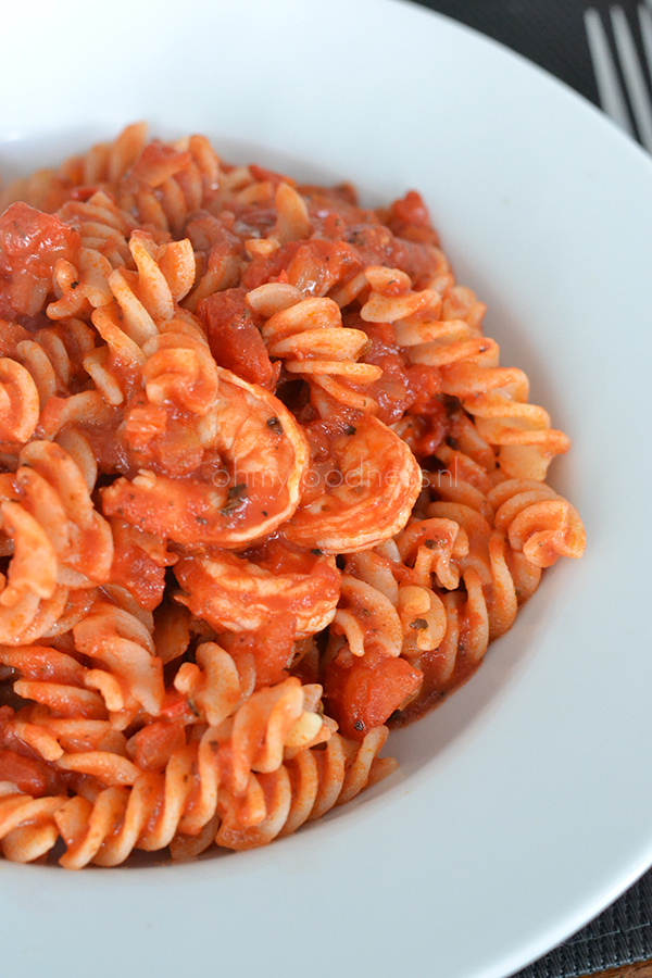 Fusilli met gamba's in pittige tomatensaus