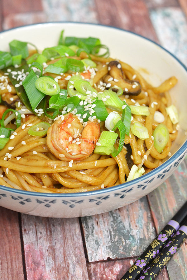 Hoisin udon noedels met gamba's