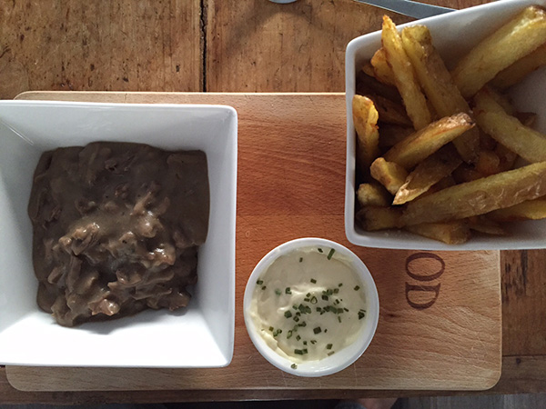 Huisgemaakte friet met ragout