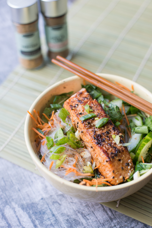 Glasnoedelsalade met zalm en paksoi