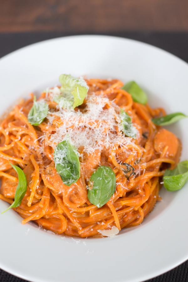 Spaghetti met tomatenroomsaus en worstjes