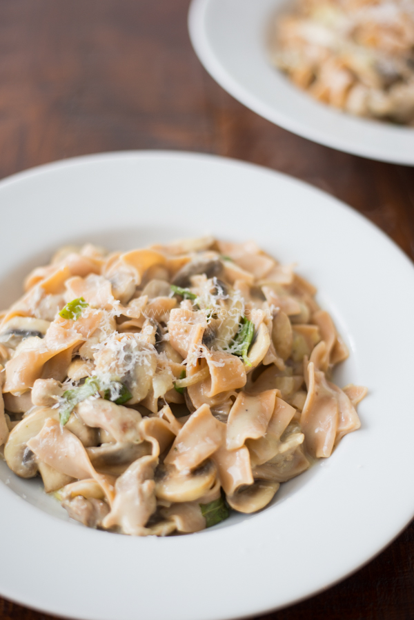 Pasta met kippendijen in lichte champignonsaus