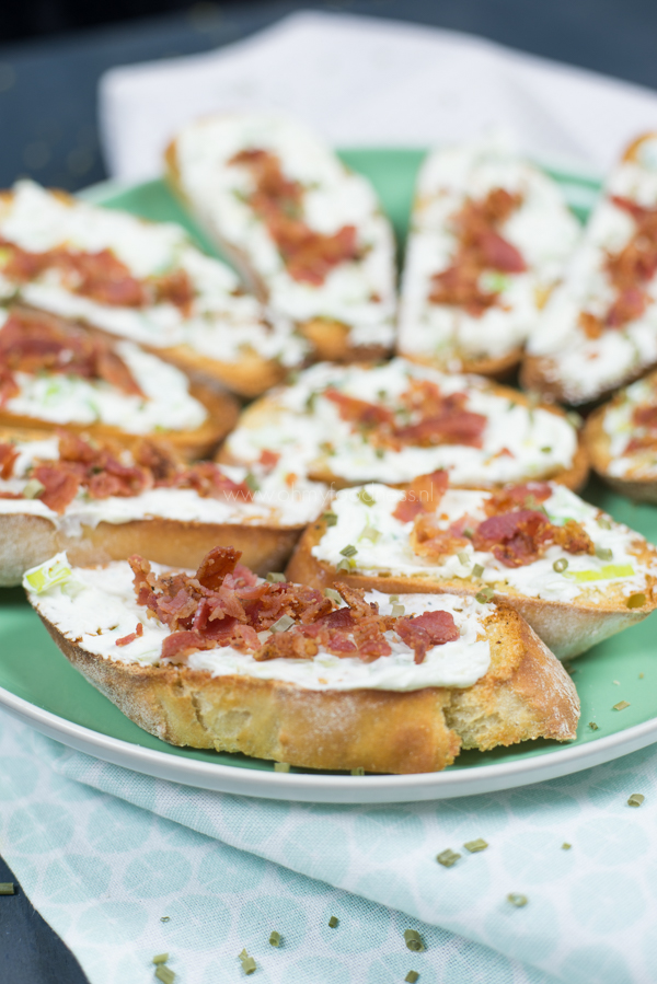 Crostini met frisse roomkaas en bacon