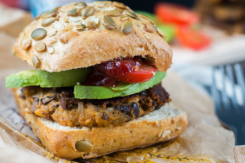 Vegan burger met zwarte bonen