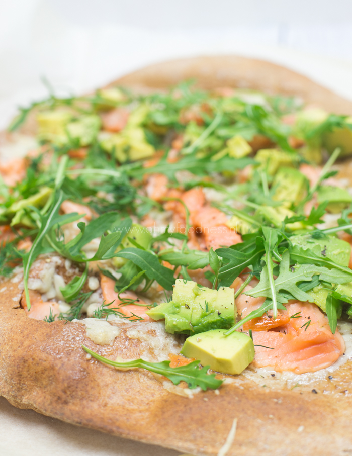 volkorenpizza met gerookte zalm en avocado