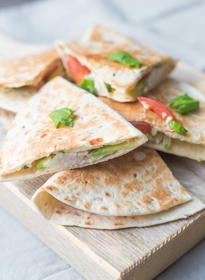 Caprese quesadilla's met kip en avocado