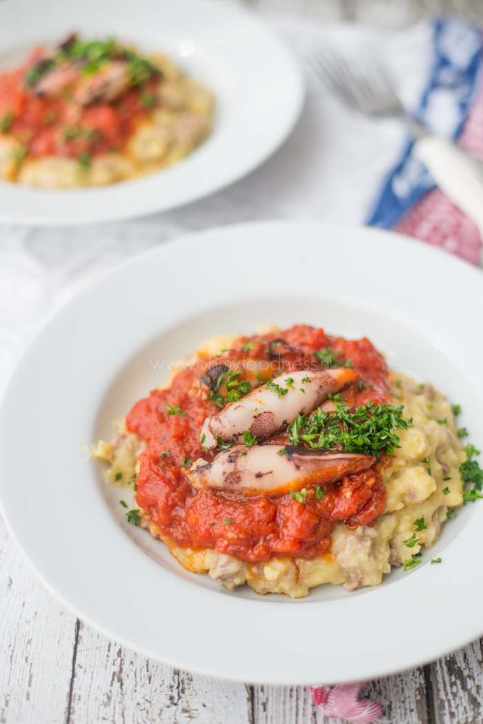 Gevulde calamaris in tomatensaus met polenta