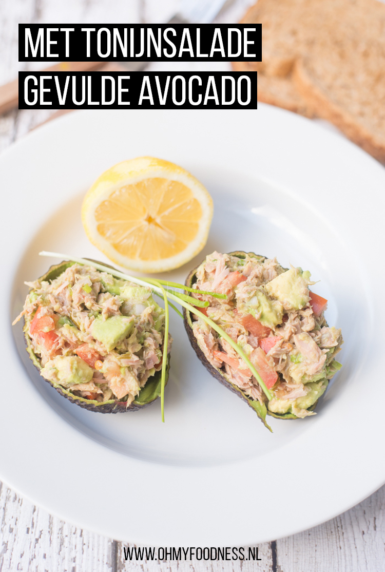 Met tonijnsalade gevulde avocado