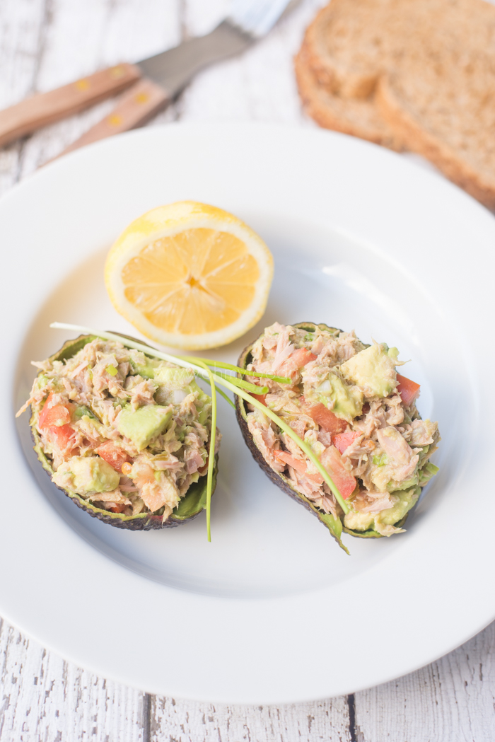 Met tonijnsalade gevulde avocado