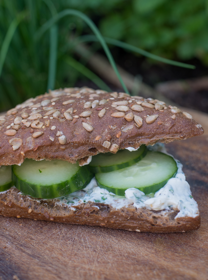 Broodje kruidenkaas met komkommer