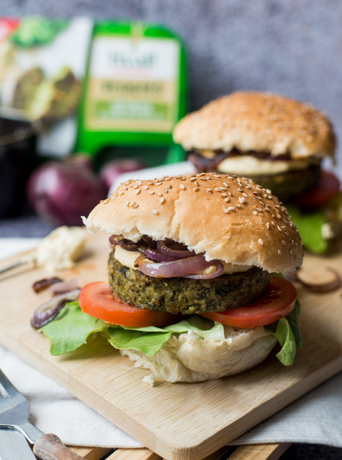 Groenteburger met hummus en rode ui