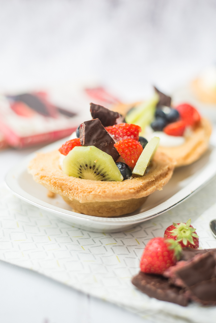 Koekbakjes met vanille-ijs, vers fruit en chocolade