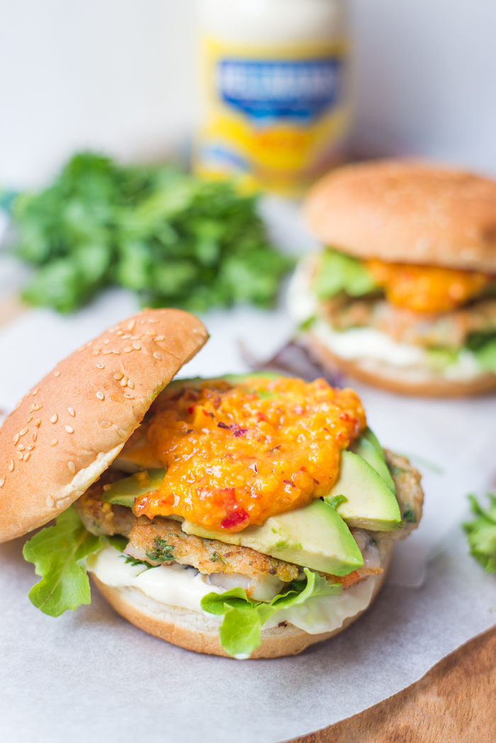 Garnalenburger met avocado en mangosalsa