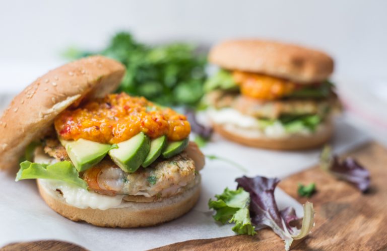 Broodje hamburger beleggen; recept om te maken of tips voor buffet Maar om dit elke week terug te laten keren komt echt onze neus uit, dus hebben we er een alternatief tussendoor bedacht. Een “makkelijk” broodje. Dat kan een pitabroodje zijn met een zelfgemaakte kipkerriesalade of een verse tonijnsalade, of een broodje kipsaté, of een gevuld Turks brood, maar ook zeker een lekker broodje hamburger.