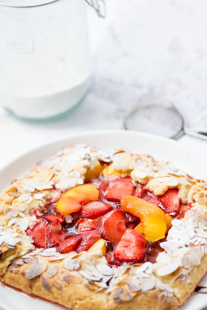 Galette met perzik en aardbei