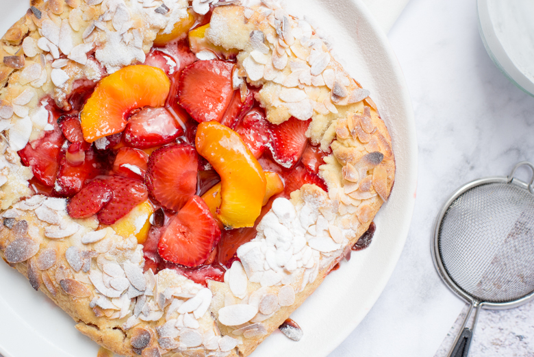 Galette met perzik en aardbei