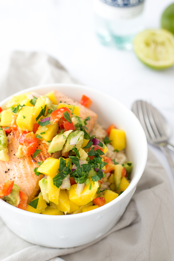 Rijst met zalm en avocado-mangosalsa