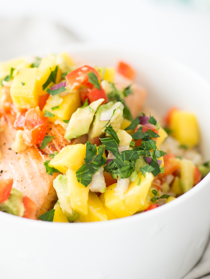 Rijst met zalm en avocado-mangosalsa