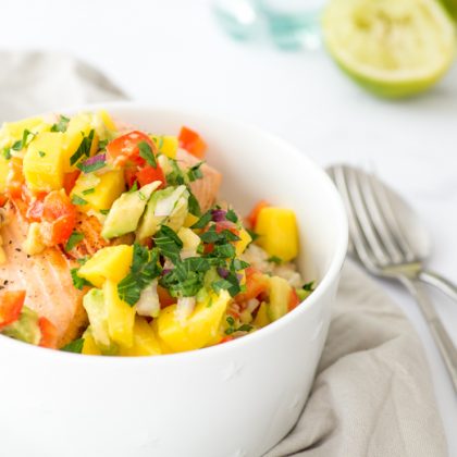 Rijst met zalm en avocado-mangosalsa