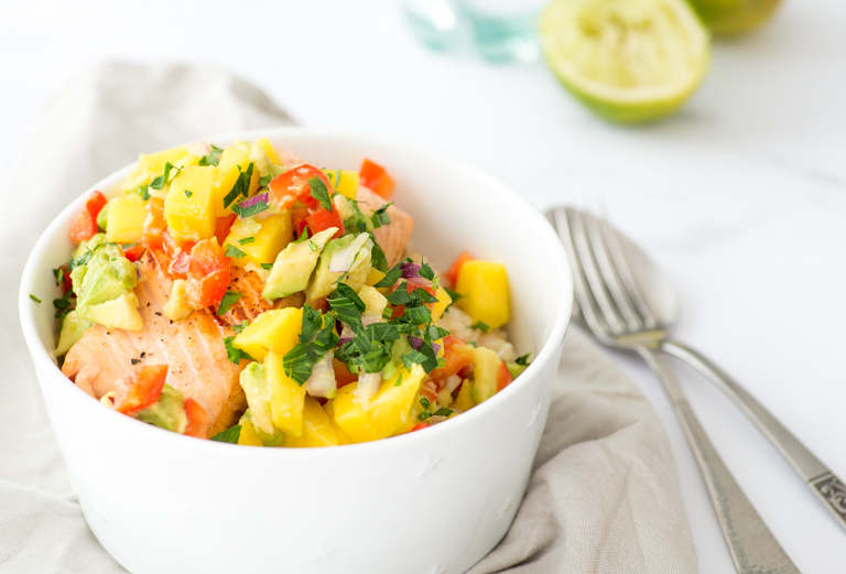 Rijst met zalm en avocado-mangosalsa
