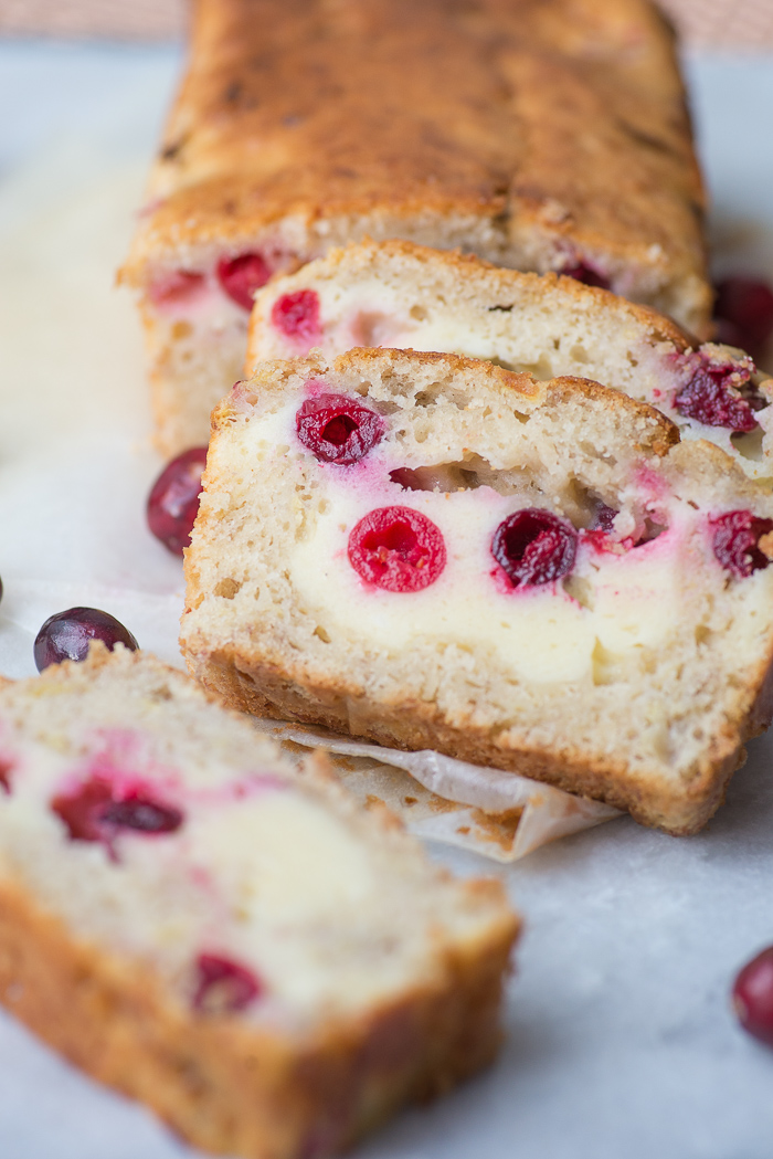 Banana-cheesecakebread met cranberries