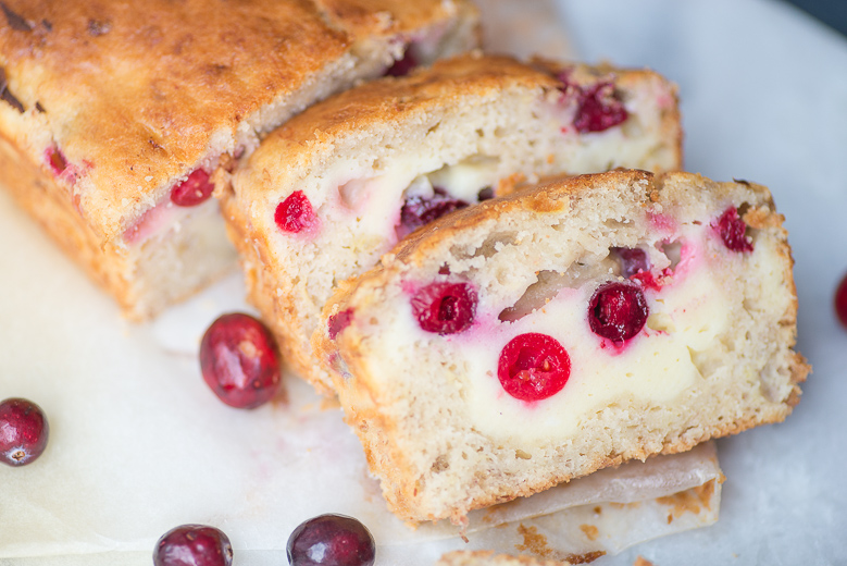 Banana-cheesecakebread met cranberries