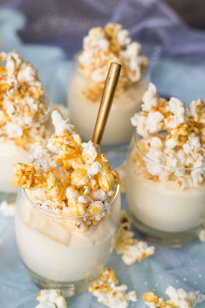 Witte chocolademousse met karamelpopcorn