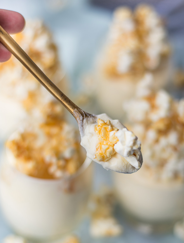 Witte chocolademousse met karamelpopcorn