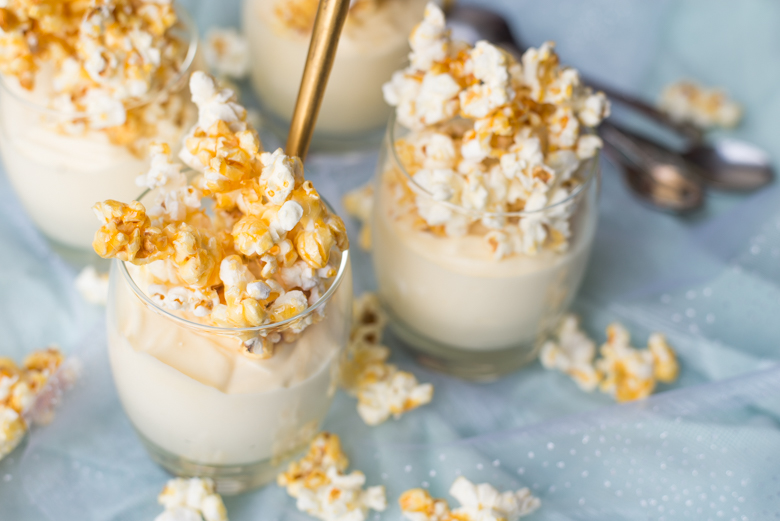 Witte chocolademousse met karamelpopcorn