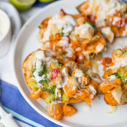 Gevulde zoete aardappels met kip en yoghurt-limoensaus