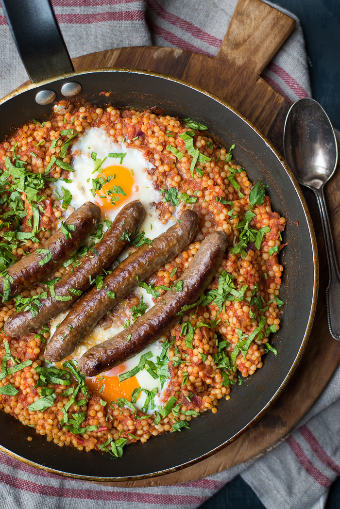 Shakshuka met parelcouscous en merguez