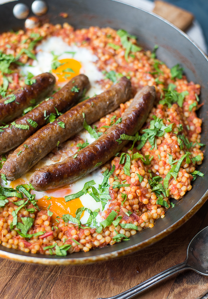 Shakshuka met parelcouscous en merguez