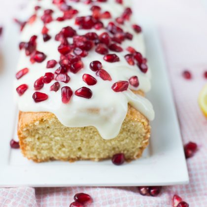 Vanillecake met roomkaasglazuur en granaatappel