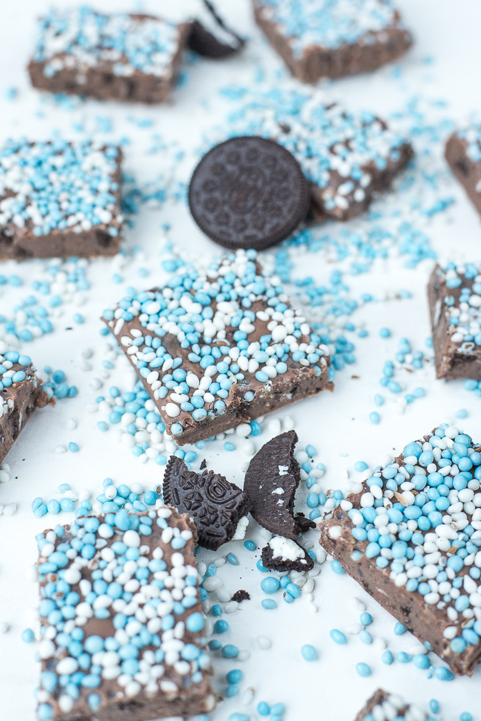 Chocoladefudge met Oreo en blauwe muisjes