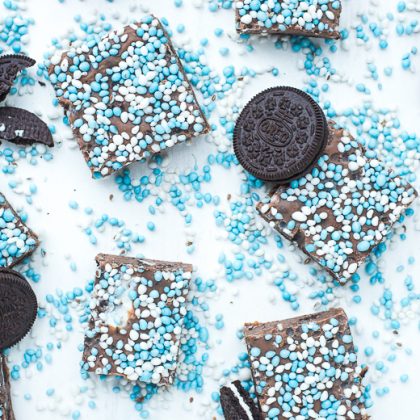 Chocoladefudge met Oreo en blauwe muisjes